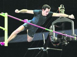 El francés Renaud Lavillenie consiguió la marca mundial de salto con garrocha en 2014, cuando logró un salto de 6.16 metros. AFP /