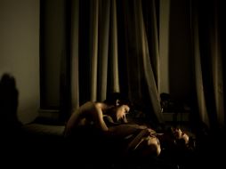 La instantánea íntima inmortaliza a Jon y a Alex en una habitación de San Petersburgo. AFP / M. Nissen