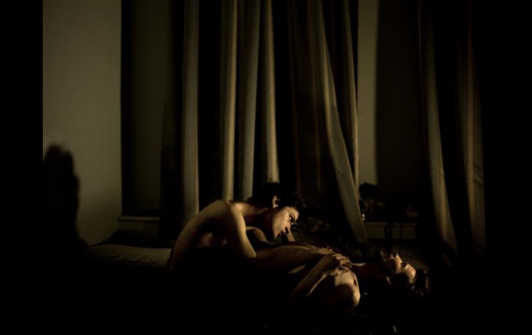 La instantánea íntima inmortaliza a Jon y a Alex en una habitación de San Petersburgo. AFP / M. Nissen