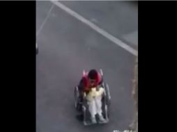 El hombre se pone sus tenis y se levanta de la silla una vez que reunió dinero suficiente. YOUTUBE / Adan Quirino