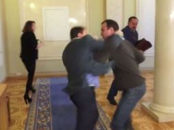 La pelea aconteció ante sorpresa de los periodistas. YOUTUBE / Радіо Свобода (www.radiosvoboda.org)