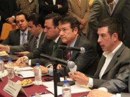 El titular de la Sepaf, Héctor Pérez Partida (c) acudió al Congreso de Jalisco, por el tema de la Glosa del segundo informe. TWITTER / @LegislativoJal