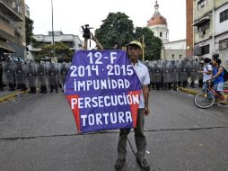 Manifestantes salieron para recordar a las víctimas de las protestas del año pasado. EFE / J. Barreto