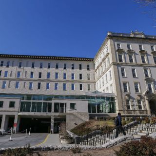 Niegan acceso al hospital a pareja de Bobbi Brown