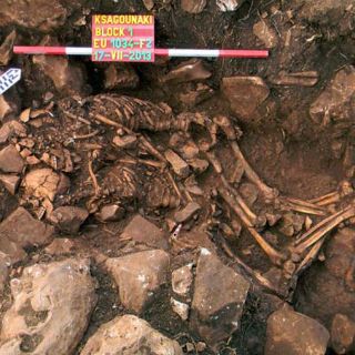 Hallan dos cadáveres abrazados de tres mil 800 años a.C en cueva griega