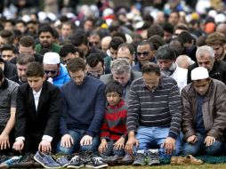 Familiares, amigos y personas en general, entre ellas gran número de musulmanes, se reunieron en para orar. AP / C. Lowenstein