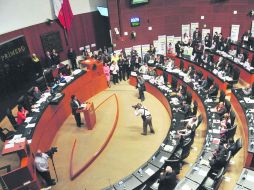 Paso a paso. El dictamen subirá el martes próximo al pleno para que se le dé primera lectura. NTX /