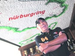 El piloto tapatío Xavier Lamadrid posa en su cuarto de trofeos, donde tiene pintado en el techo el trazado del mítico circuito alemán. EL INFORMADOR / M. Vargas