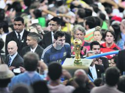 Tan lejos y tan cerca. En la imagen Lionel Messi observa el Trofeo Fifa en el Mundial Brasil 2014. AP / Bao Tailiang