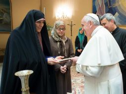 La vicepresidenta de la organización, Shahindokht Molaverdi, y el papa Francisco inician las conversaciones. EFE / O. Romano
