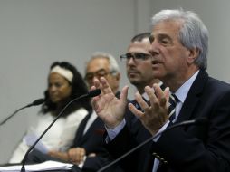Tabaré Vázquez (d), presentó la conformación y el plan de trabajo de la Comisión de Verdad y Justicia en el hotel Four Points. EFE / H. Ortuño