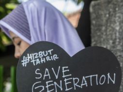 Se manifiestan contra la celebración del 14 de febrero, por considerar que promueve el sexo, el alcohol y las drogas. AFP / J. Kriswanto