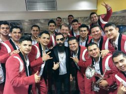 El vocalista de Moderatto, Amadeus, con los integrantes de la Arrolladora Banda Limón tras un concierto en el Auditorio Nacional. TWITTER / @moderatto