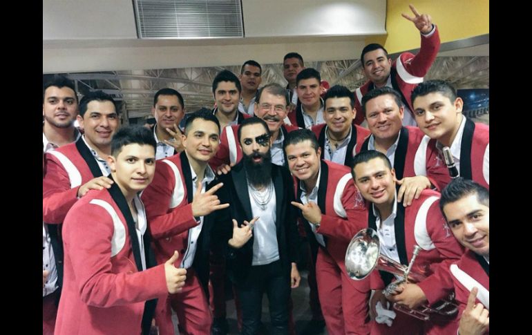 El vocalista de Moderatto, Amadeus, con los integrantes de la Arrolladora Banda Limón tras un concierto en el Auditorio Nacional. TWITTER / @moderatto