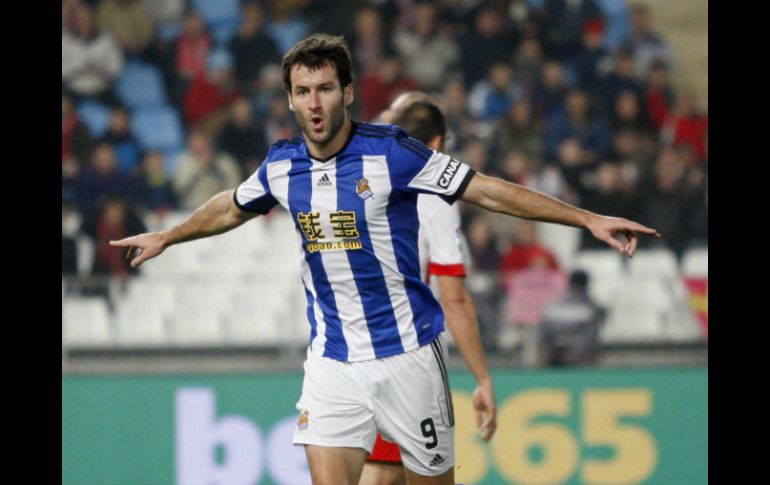El jugador de la Real Sociedad, Imanol Agirretxe, celebra el gol con el que consiguió  el 1-1 al minuto 27. EFE / C. Barba