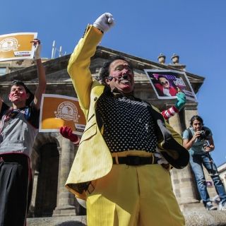 'Lagrimita' paga a jóvenes para recabar firmas