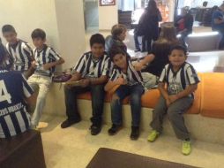 Pachuca dedica unos minutos a firmar autógrafos a niños de la Escuela Formativa Tuzos Huaxtla. TWITTER / @info_JRobles