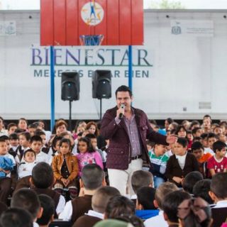 Aristóteles entrega mobiliario escolar a Tequila y Tecalitlán