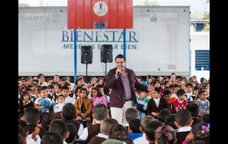 El mandatario estatal realizó la entrega de mesabancos, sillas, escritorios y equipos nuevos en ambos municipios. TWITTER / @AristotelesSD