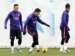 Neymar, Adriano Correia y Leo Messi, durante el entrenamiento del FC. EFE / A. Estévez