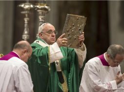 Francisco dijo a los cardenales que la Iglesia no debe ser un 'estado cerrado'. EFE / M. Percossi