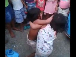 El video muestra que las niñas quisieron detener los golpes, pero las madres las incitaban a continuar. FACEBOOK / Conrado Cubilla