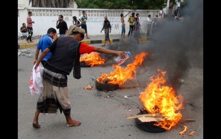 Varios manifestantes que reclamaban la liberación de un activista resultan heridos tras los disparos al aire de los rebeldes. AFP / STR