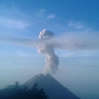 Volcán de Colima lanza exhalación de más de dos mil metros