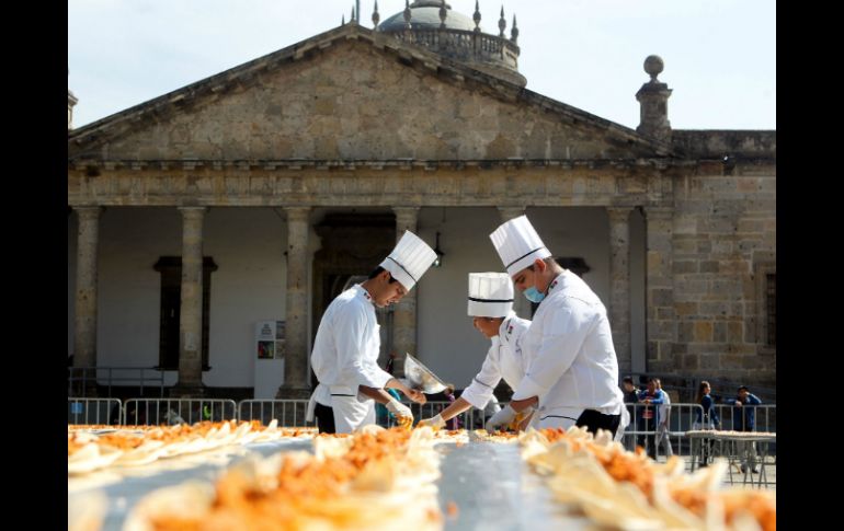La preparación del guiso corrió a cargo de destacados cocineros yucatecos y jaliscienses. EL INFORMADOR / A. Hinojosa