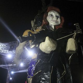 Queman figuras de Abarca y su esposa en Carnaval de Mazatlán