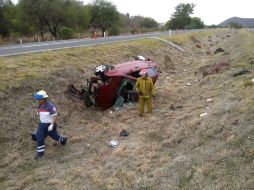 Rescatistas encontraron en la autopista a Colima un vehículo volcado. ESPECIAL /
