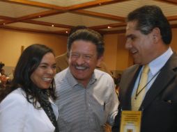 Beatriz Mojica, candidata a la gubernatura de Guerrero, Carlos Navarrete, presidente del PRD, y Silvano Aureoles. SUN / ARCHIVO