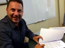 A través del sitio oficial del club se difundió la imagen de Mohamed firmando el contrato. ESPECIAL / Rayados.com