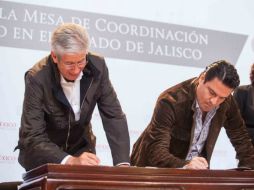 El titular de la SCT, Gerardo Ruiz Esparza y Aristóteles Sandoval. TWITTER / @AristotelesSD