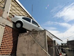 El coche terminó en el techo de los lavaderos de unos departamentos contiguos. SUN / A. Martínez