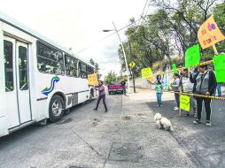 Una veintena de vecinos de la colonia Colinas de la Normal protestaron ayer por los cambios en varias rutas del transporte público. EL INFORMADOR / A.Hernández