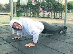 En forma. José Sánchez realiza una sesión de lagartijas como parte de su entrenamiento.  /