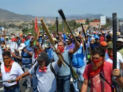 Los maestros y el personal administrativo inician la marcha para exigir el reconocimiento de su fuente de trabajo y las plazas. EL INFORMADOR / ARCHIVO