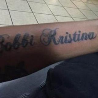 Novio de la hija de Whitney se tatúa su nombre