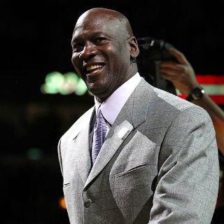 Michael Jordan cumple 52 años, aún vigente en la NBA