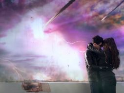 Matt Bennet comparte cuadro con la cantante Ariana Grande en el último instante del video. YOUTUBE / ArianaGrandeVevo