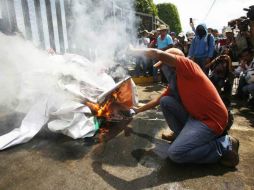 Integrantes de la CETEG intentaron quemar propaganda electoral frente al Congreso de Guerrero. SUN / J. Ríos