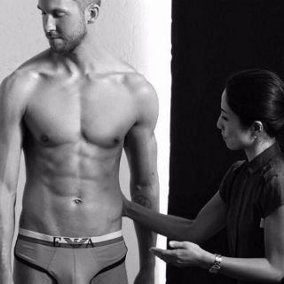 Calvin Harris enseña sex appeal en campaña de ropa interior