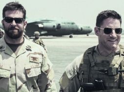 Bradley Cooper, a la izquierda. Es quien da vida al francotirador; este 2015 compite por segunda vez por un Oscar a mejor actor. ESPECIAL / Warner Bros