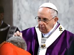 El Papa Francisco oficia una misa con la que se abren los ritos litúrgicos de la Cuaresma. EFE / G. Bouys