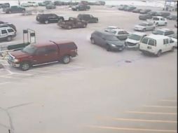 Luego de salir de su cajón de estacionamiento, una camioneta se impacta contra diez autos estacionados. FACEBOOK / Mayville Police Department