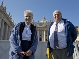 La hermana Jeannine Gramick, fundadora, y Francis DeBernardo, director del grupo New Ways, satisfechos al final de la audiencia. AP / A. Medichini