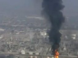 Transmisiones de televisión dejaron ver una estela de humo negro proveniente de la planta. YOUTUBE / MadeYouLook