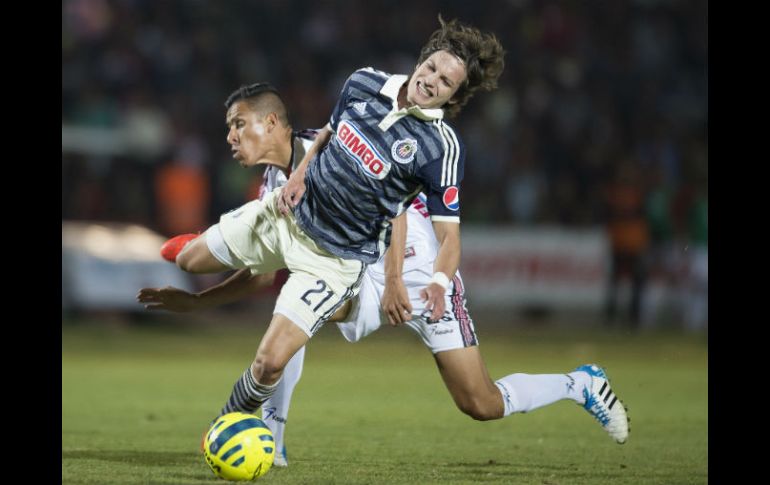 Néstor de la Torre observó el penal que le marcaron a Carlos Fierro  y afirma que sí hubo contacto. MEXSPORT / O. Martínez
