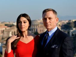 La actriz Mónica Belluci y el actor Daniel Craig posan durante una sesión fotográfica para promocionar la nueva entrega. AFP / T. Fabi